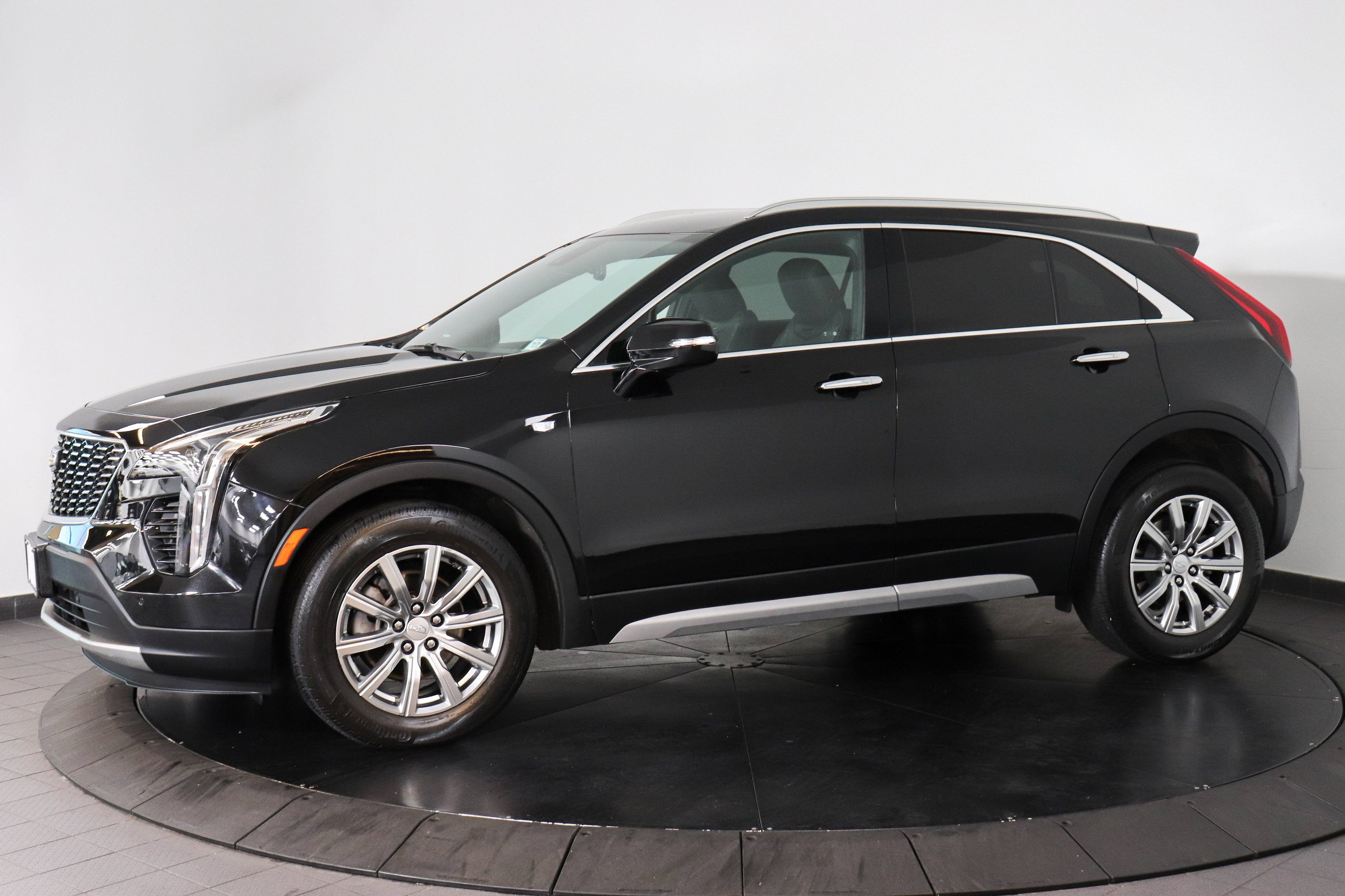 Used 2023 Cadillac XT4 Premium Luxury AWD/4WD image 2