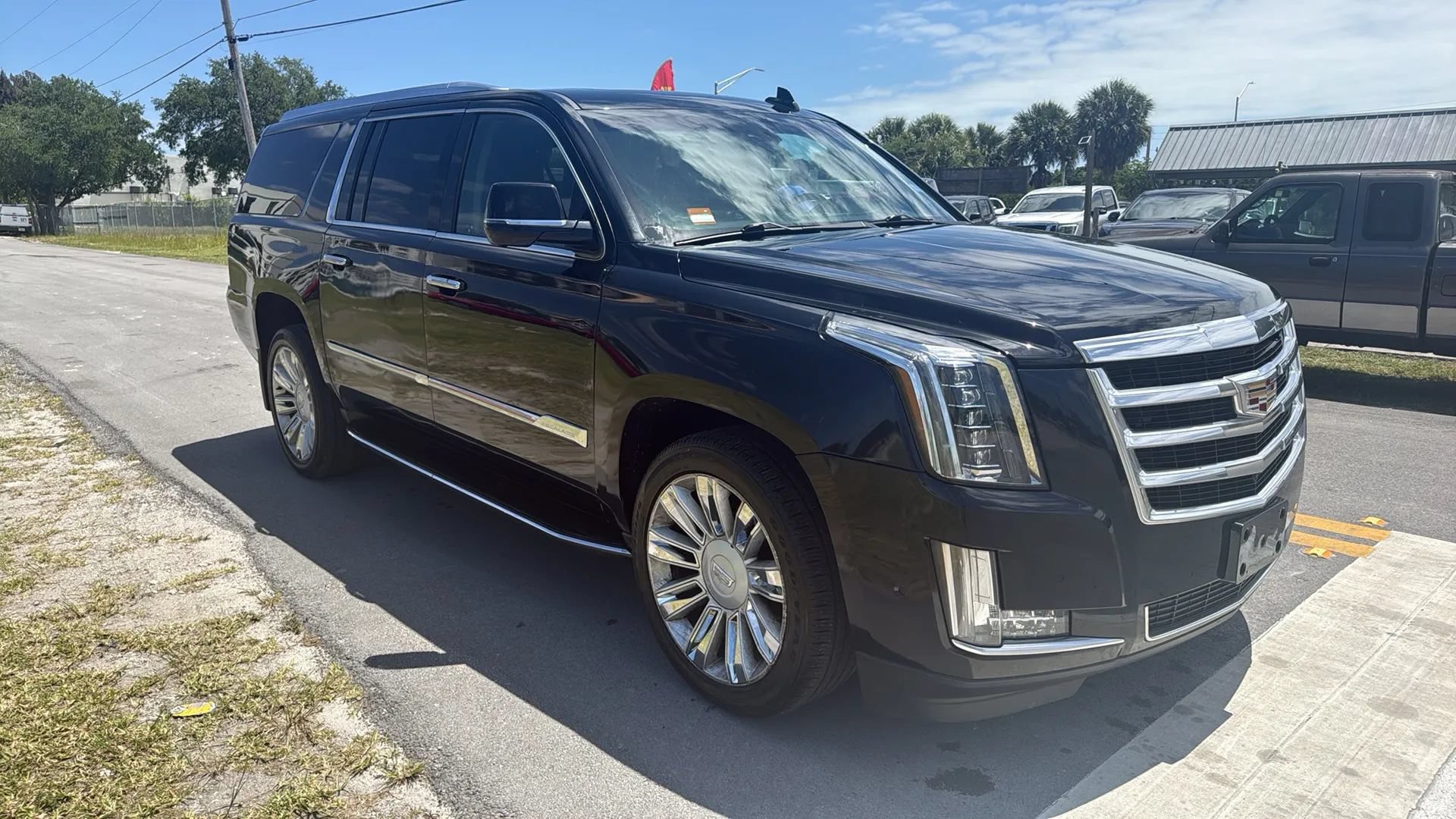 Used 2019 Cadillac Escalade ESV Luxury AWD/4WD image 3