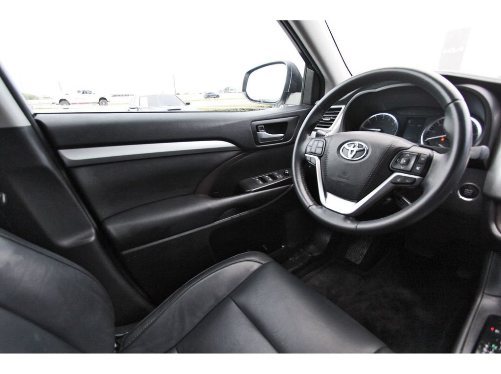 Used 2017 Toyota Highlander XLE FWD image 9