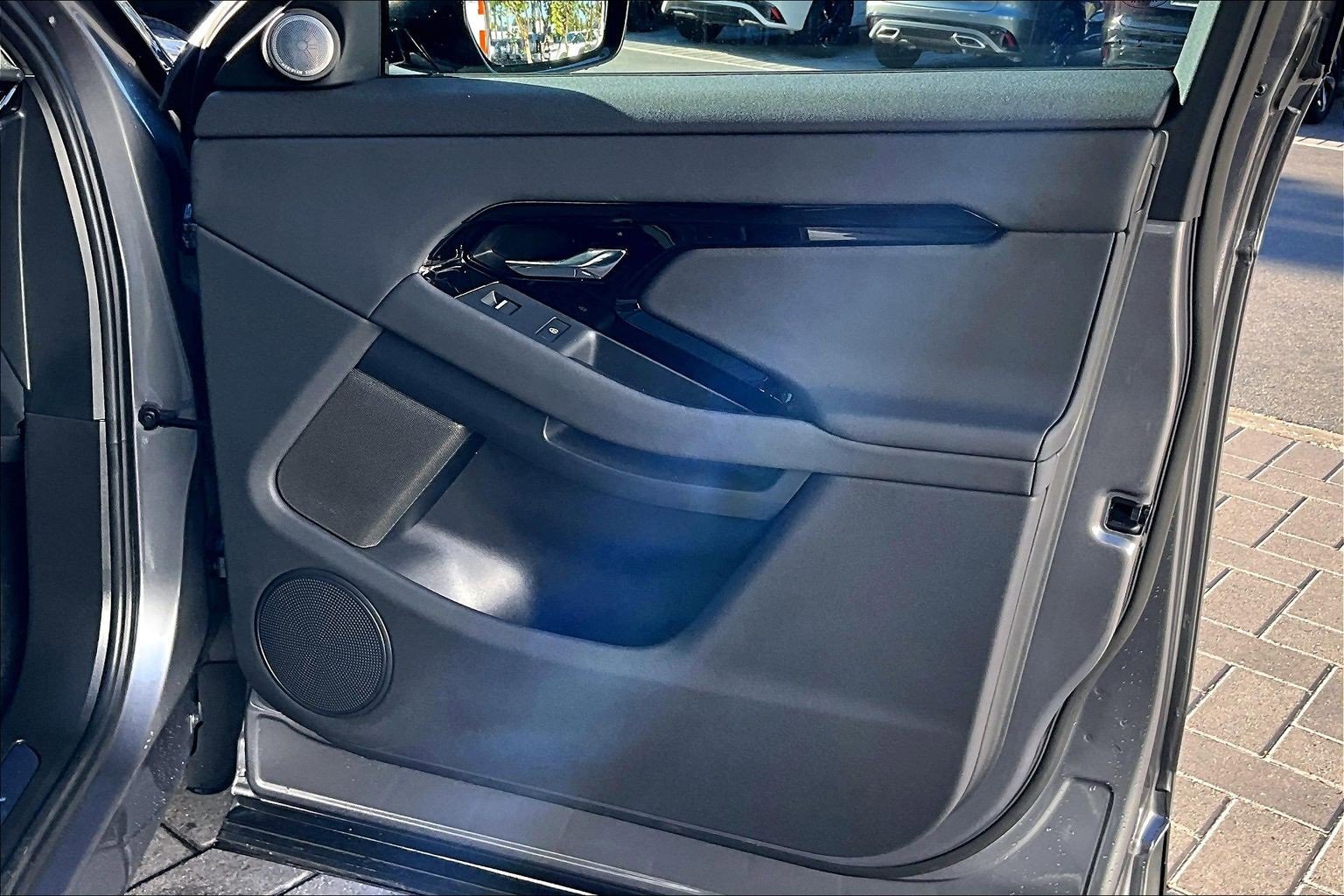 Used 2025 Land Rover Range Rover Evoque Dynamic SE image 24