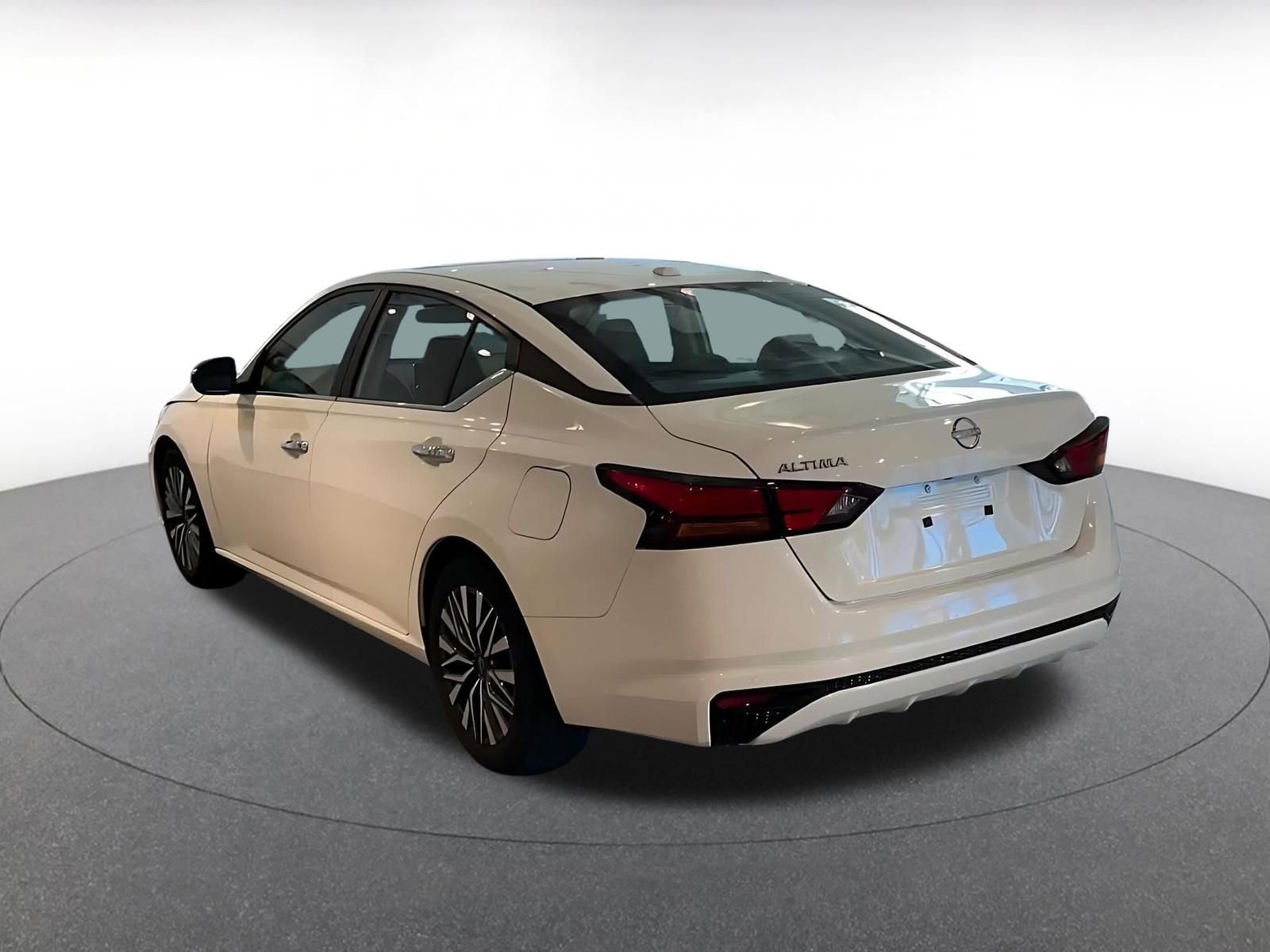 Used 2025 Nissan Altima 2.5 SV image 11