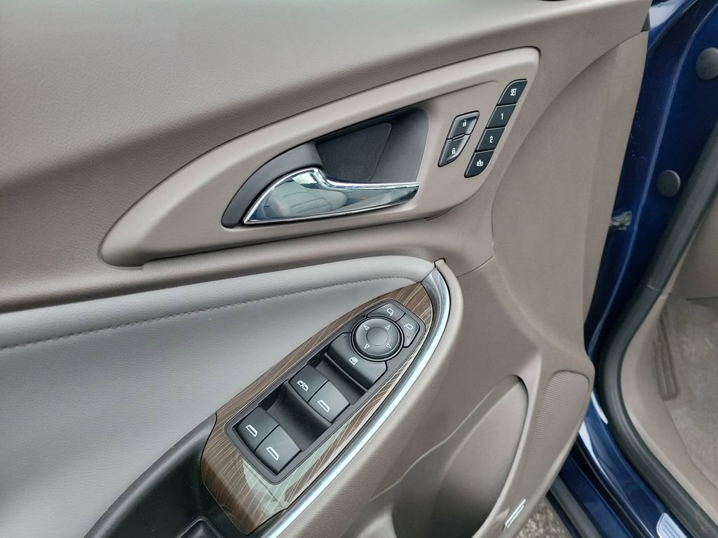 Used 2017 Chevrolet Malibu Premier w/ Driver Confidence Package image 19