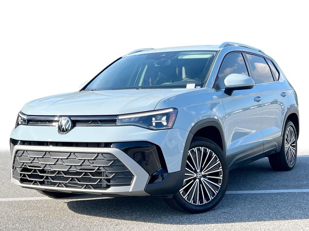 Used 2025 Volkswagen Taos SE w/ Panoramic Sunroof Package