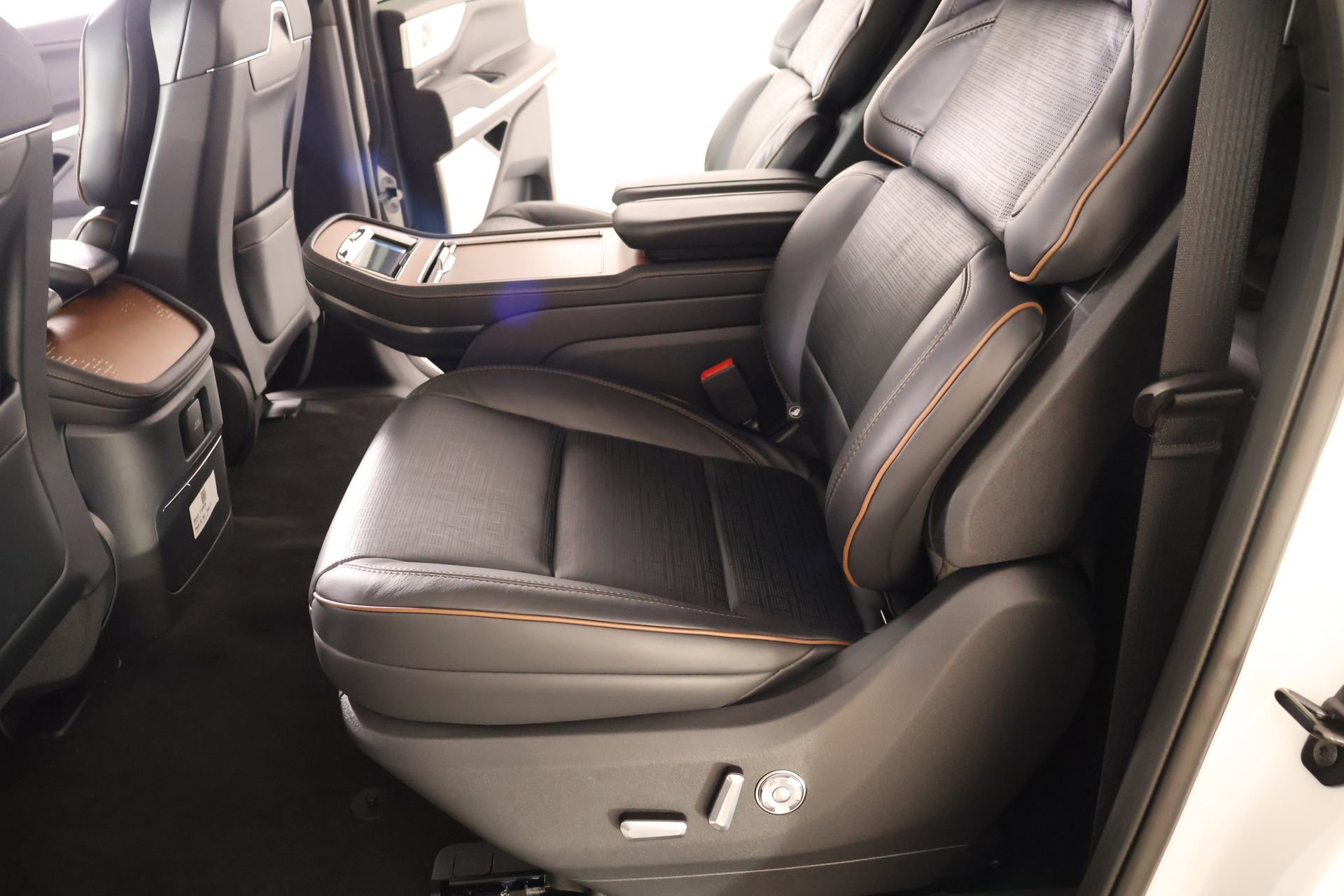 New 2026 Lincoln Navigator L Black Label AWD/4WD image 13