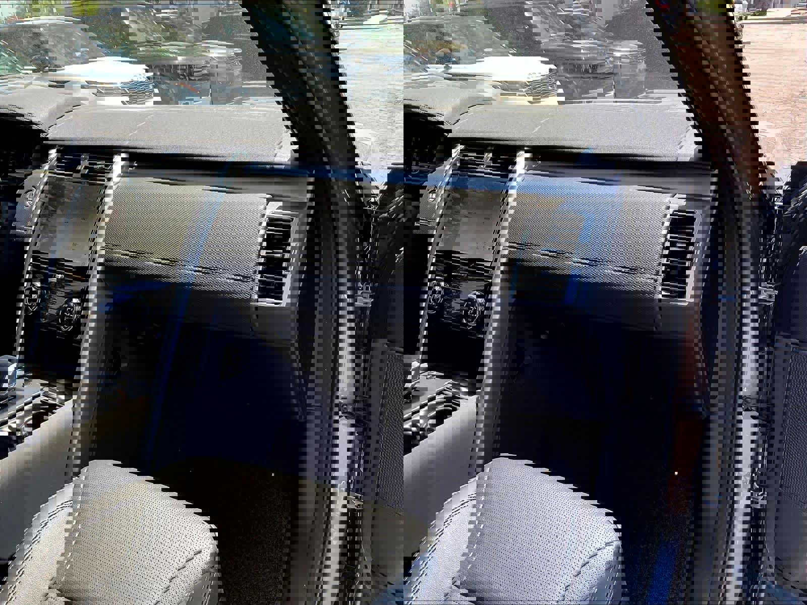 New 2025 Land Rover Discovery Dynamic SE image 28