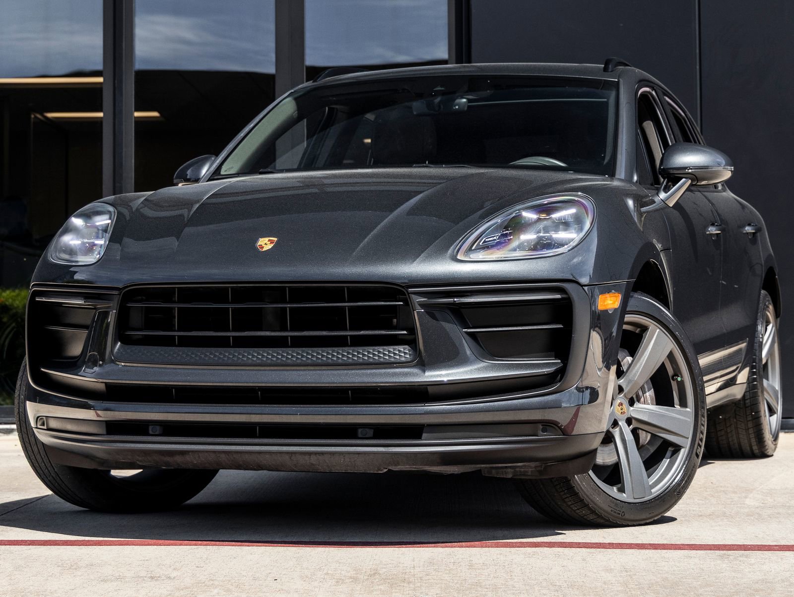 Certified 2022 Porsche Macan AWD/4WD image 1