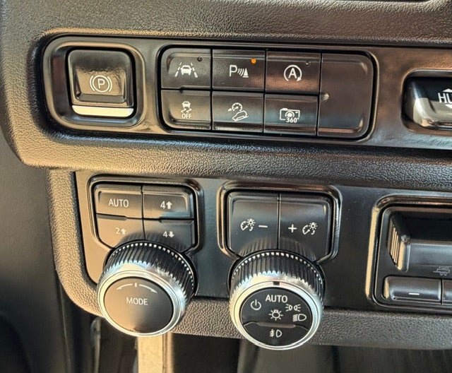 Used 2024 GMC Yukon AT4 w/ Technology Package AWD/4WD image 12
