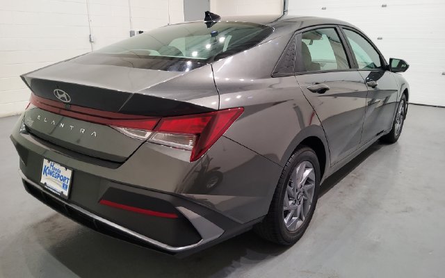 Used 2024 Hyundai Elantra SEL FWD image 7