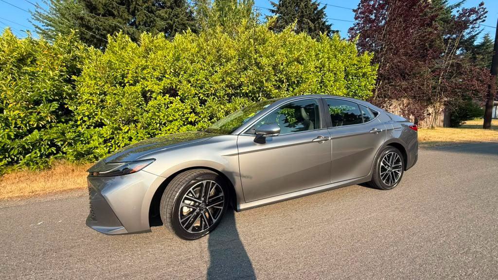 Used 2025 Toyota Camry XLE FWD image 2
