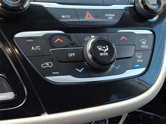 Used 2023 Chrysler Voyager LX image 17