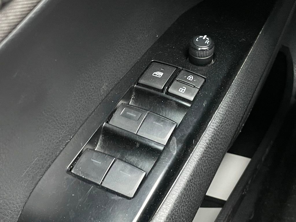 Used 2025 Toyota Camry SE image 11