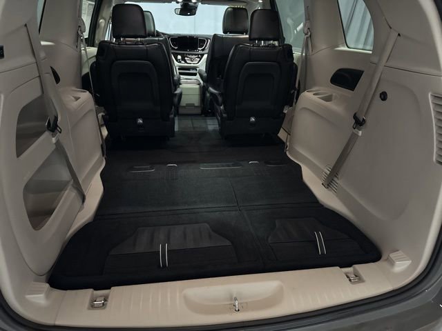 Used 2023 Chrysler Pacifica Touring-L image 36