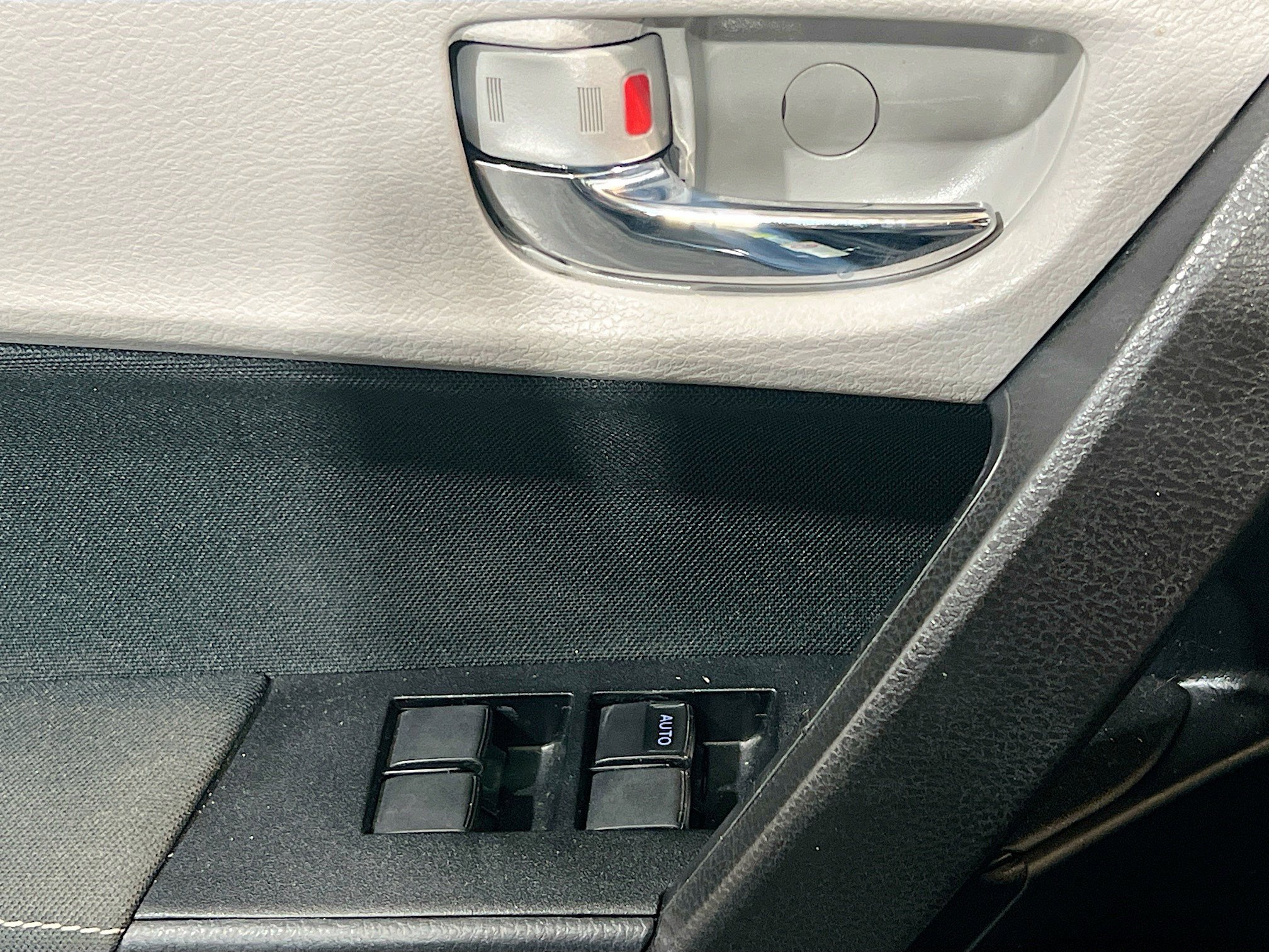 Used 2018 Toyota Corolla LE w/ Carpet Mat Package (TMS) image 13