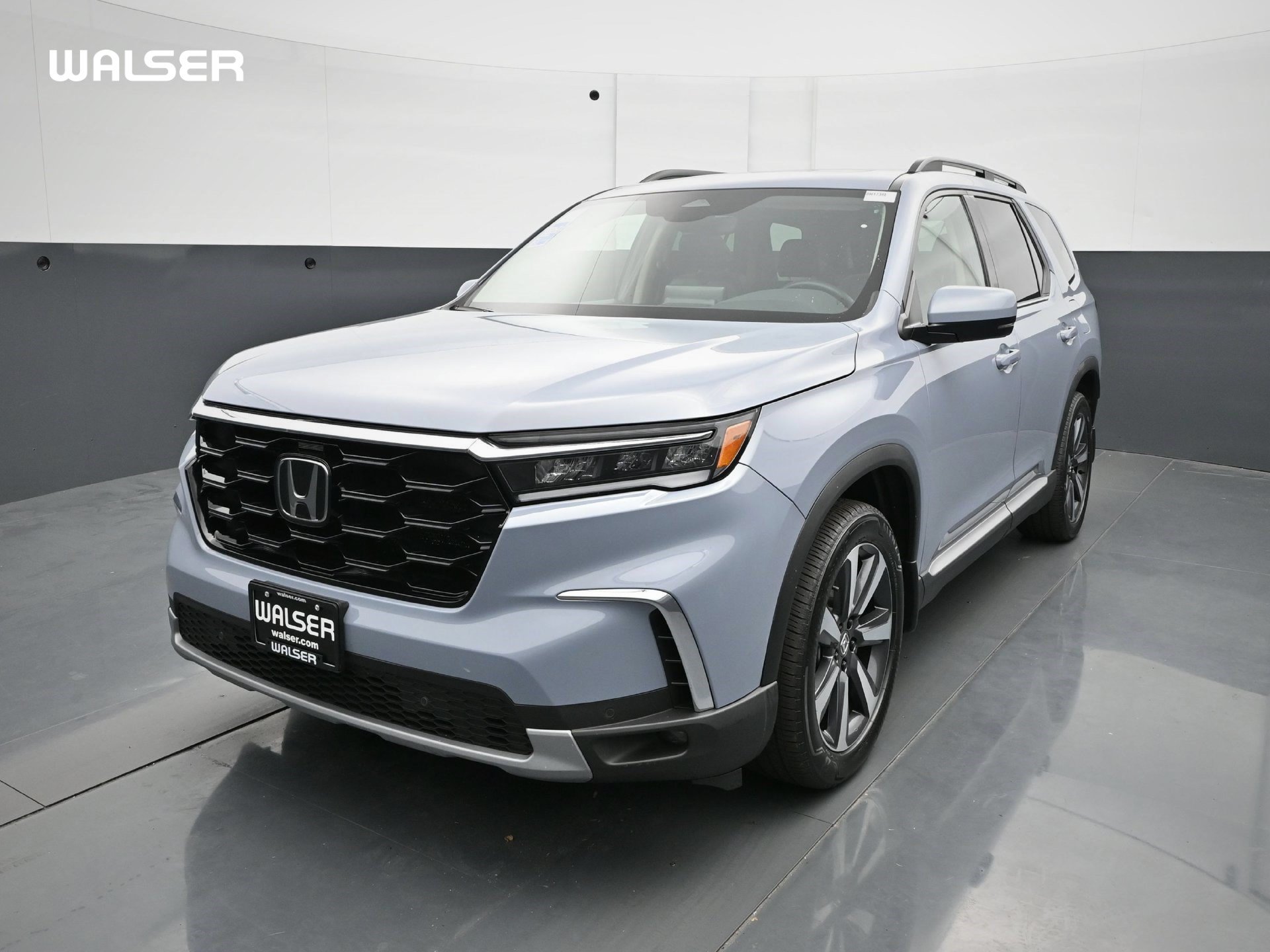 Used 2024 Honda Pilot Touring image 1