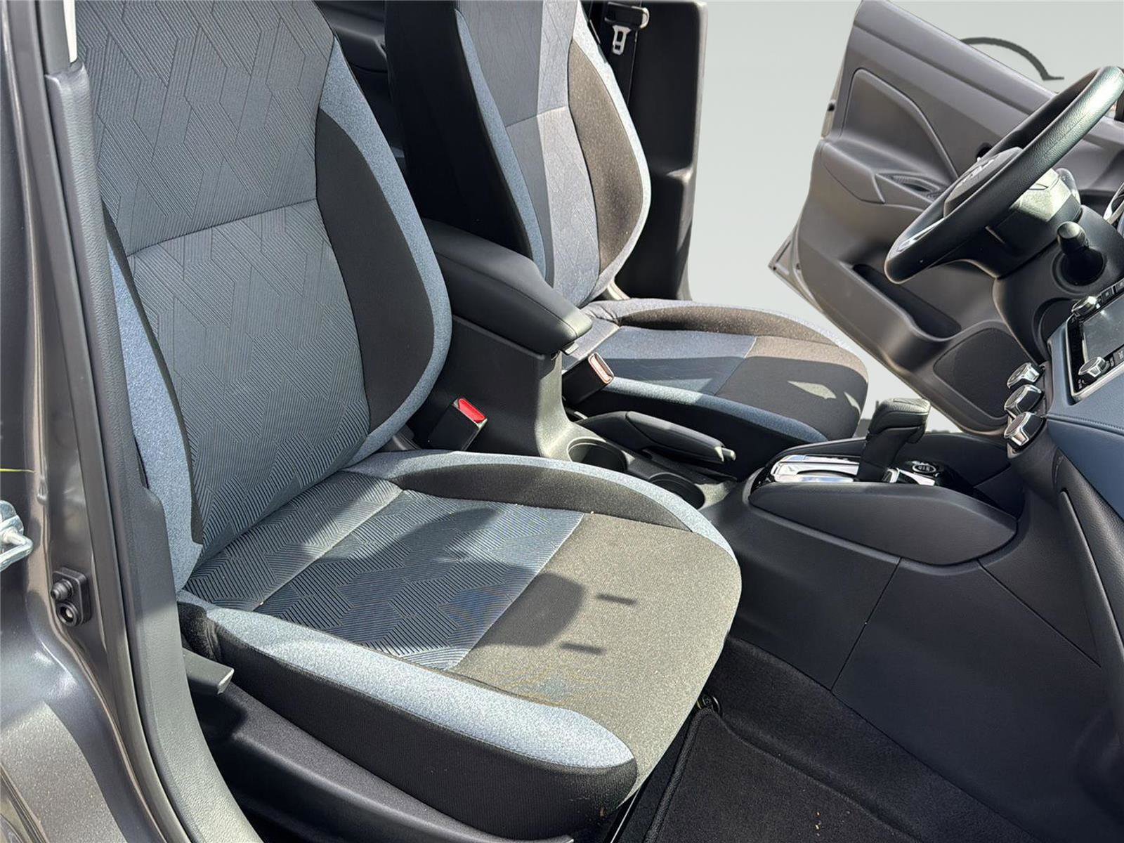 Used 2025 Nissan Versa SV w/ Trunk Package image 27