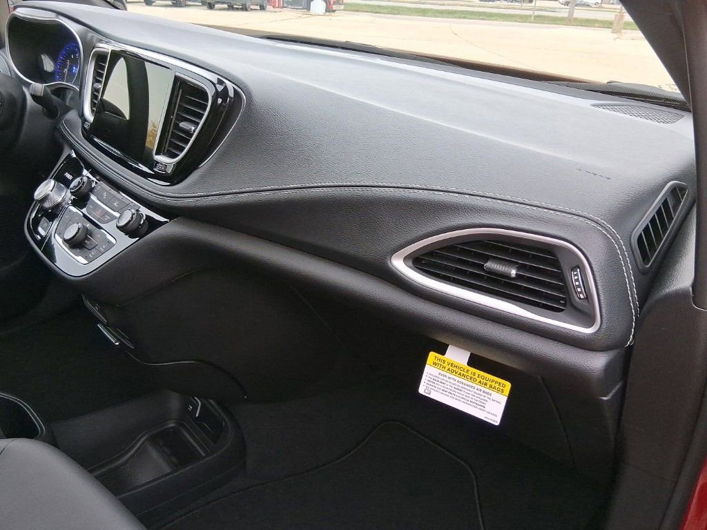 New 2026 Chrysler Pacifica Select image 24