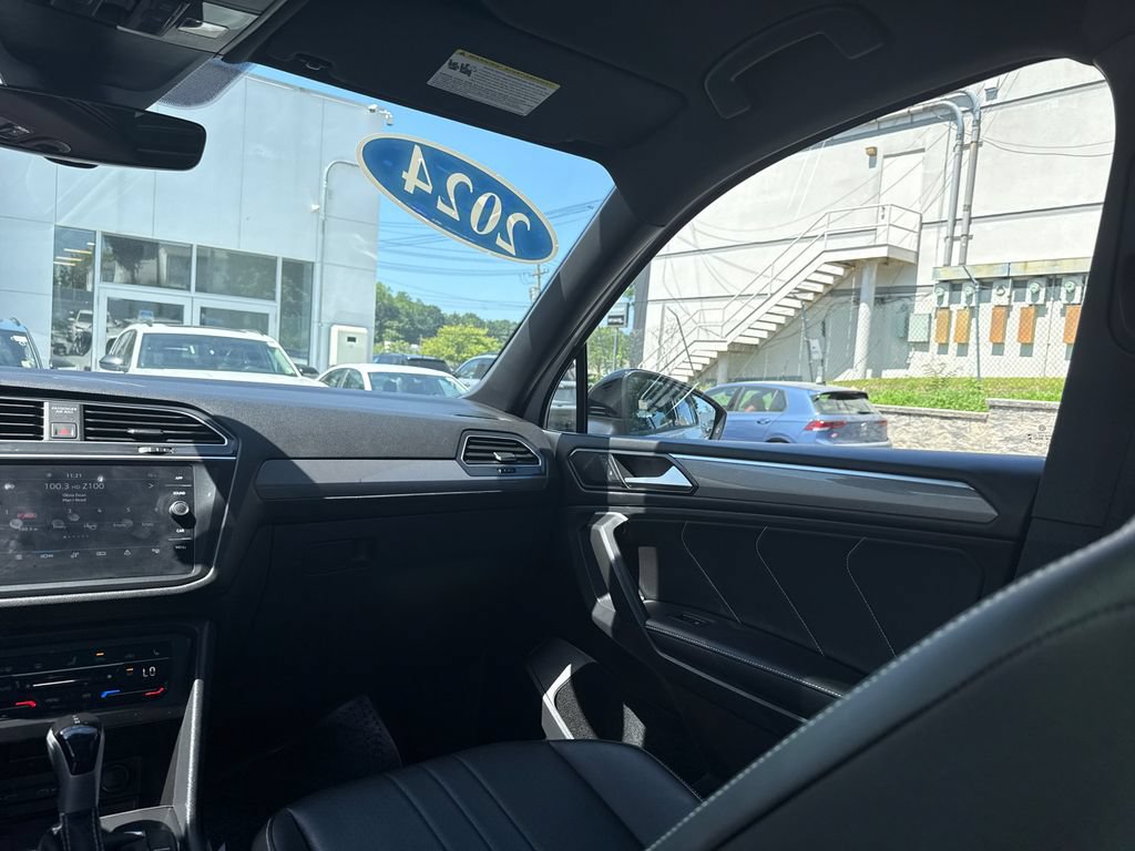 Used 2024 Volkswagen Tiguan SE R-Line AWD/4WD image 24