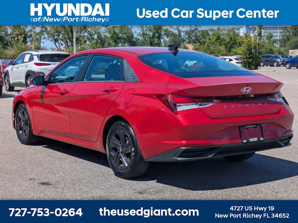 Used 2023 Hyundai Elantra SEL w/ Cargo Package FWD image 3