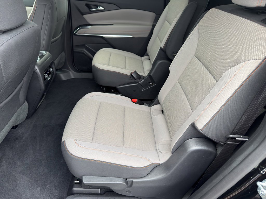 Used 2025 Chevrolet Traverse LT image 24