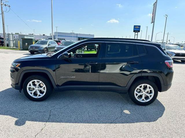 Used 2024 Jeep Compass Latitude AWD/4WD image 2