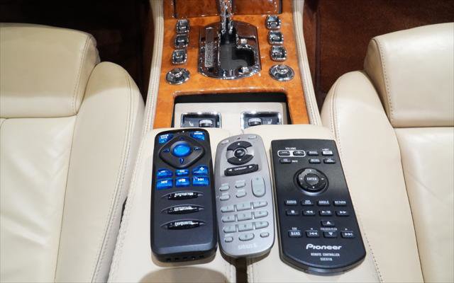 Used 2008 Bentley Azure image 24