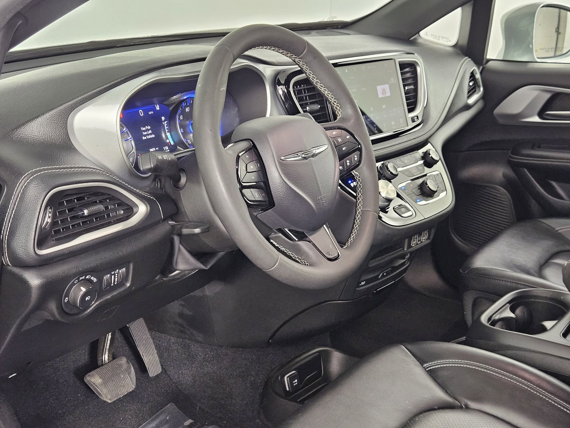 Used 2022 Chrysler Pacifica Touring-L w/ Uconnect Theater Family Group AWD/4WD image 14