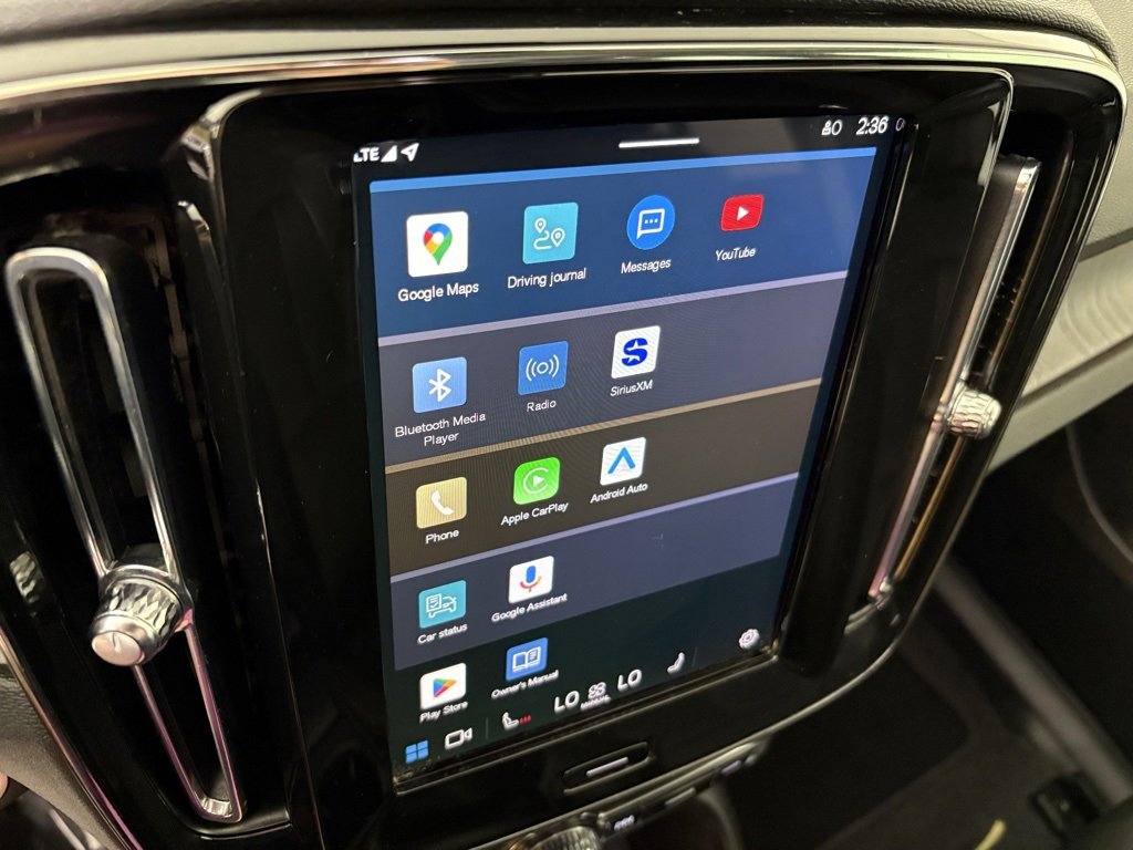 Used 2024 Volvo XC40 B5 Core image 25