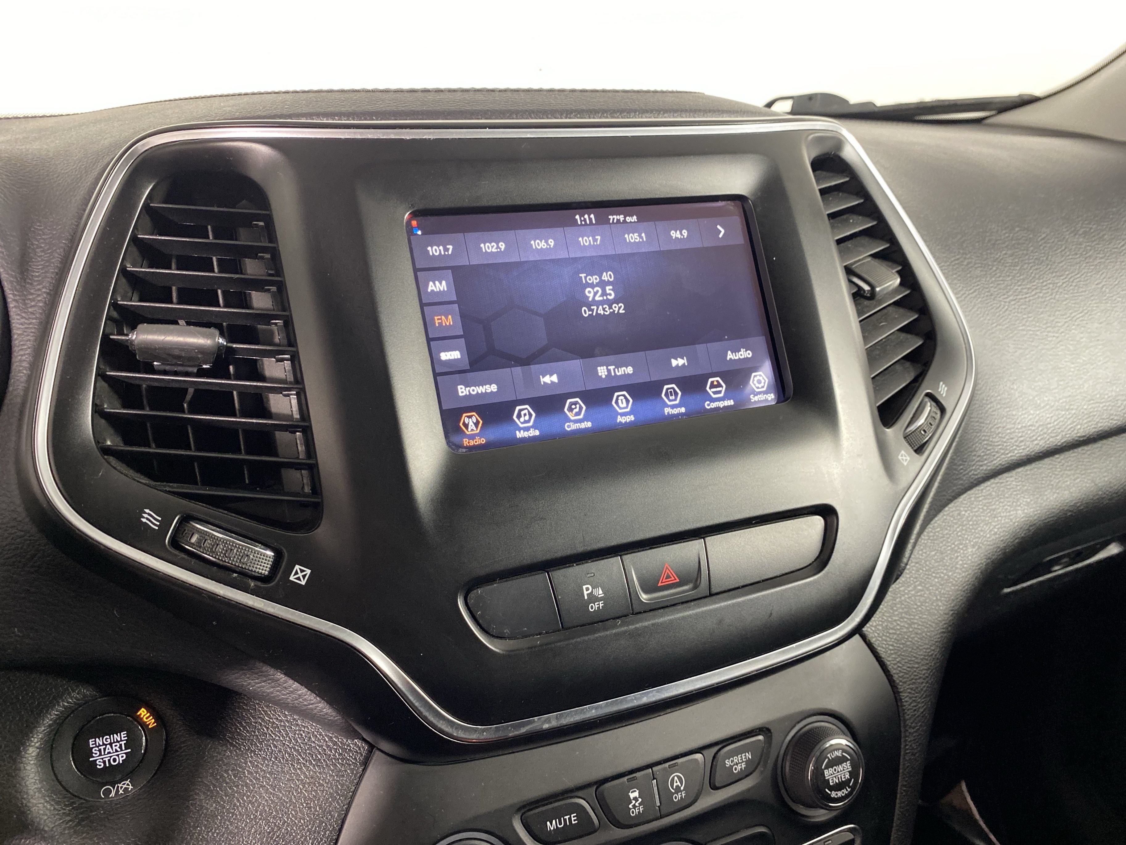Used 2019 Jeep Cherokee Latitude Plus AWD/4WD image 27