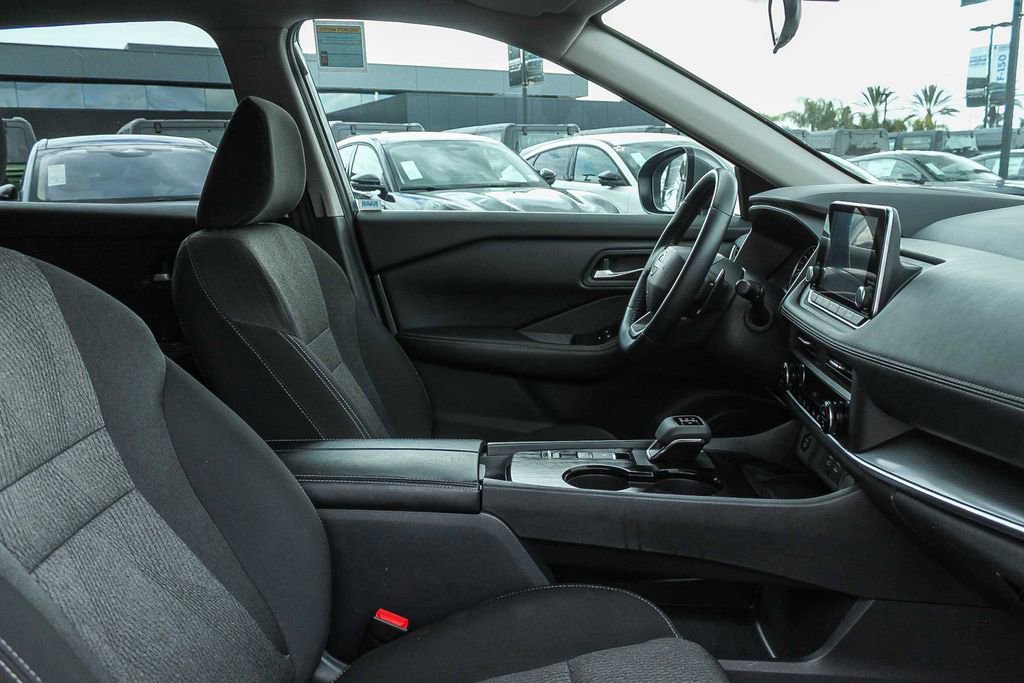 Used 2025 Nissan Rogue SV FWD image 21