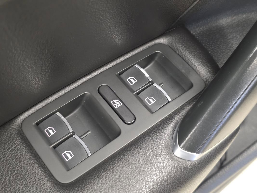 Used 2017 Volkswagen Passat 1.8T R-Line w/ R-Line Lighting Package image 30