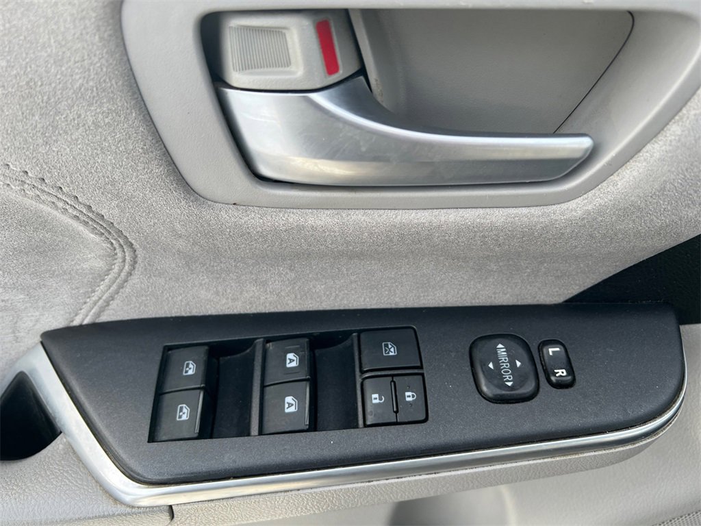 Used 2015 Toyota Camry XSE image 12