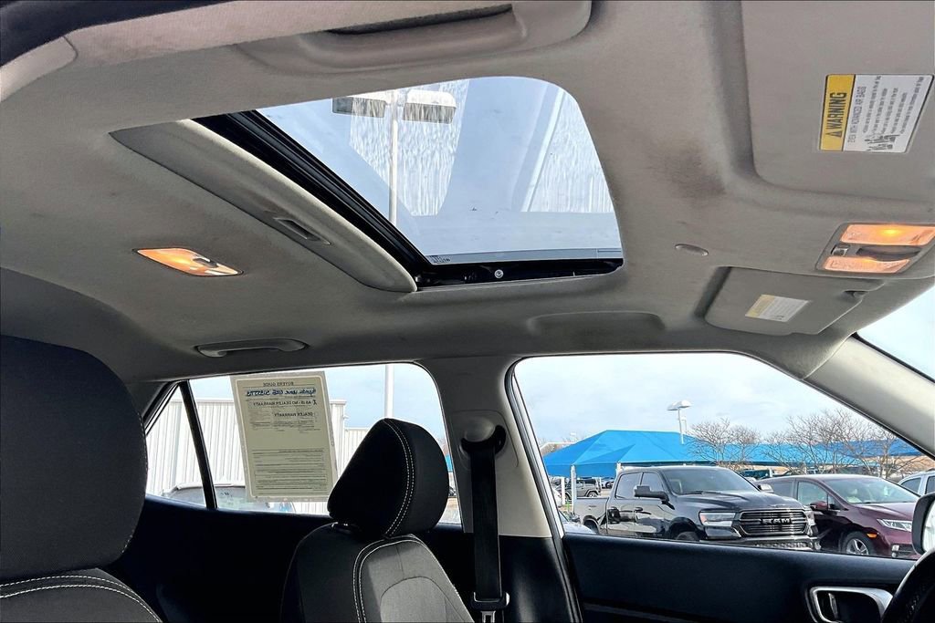 Used 2025 Hyundai Venue SEL image 19
