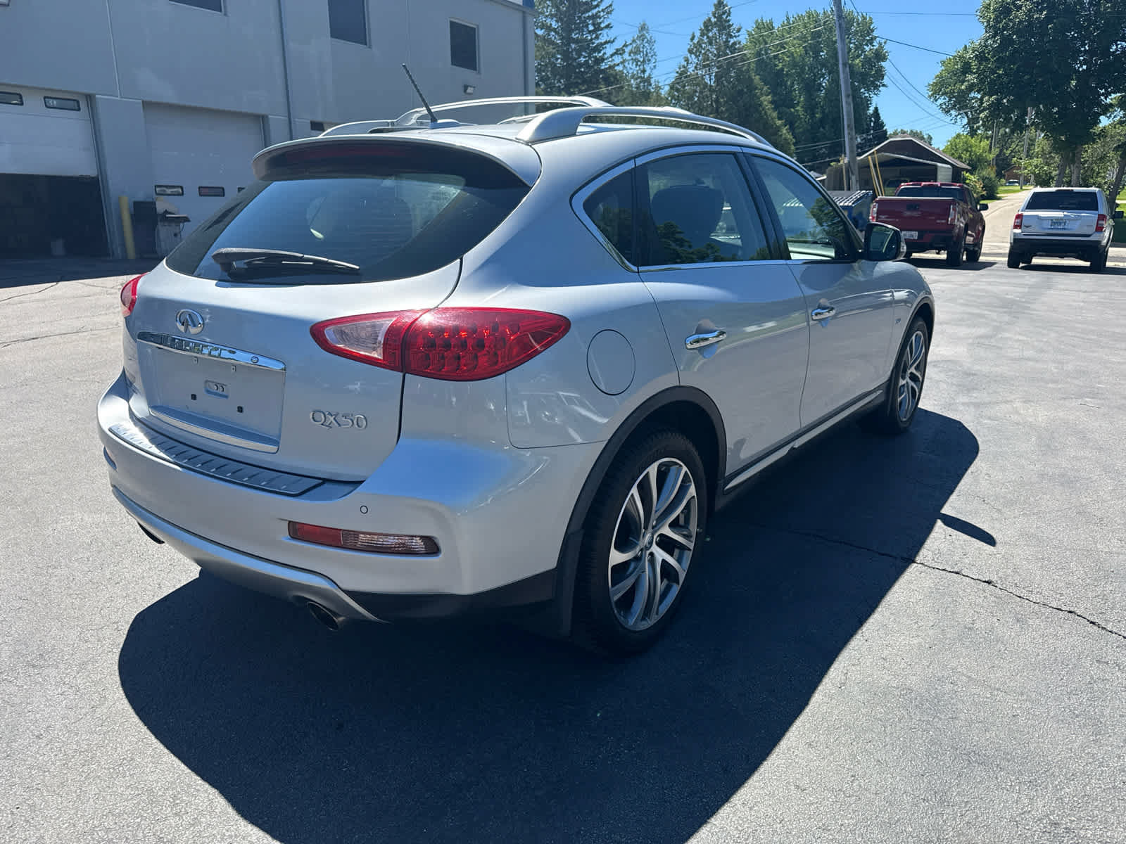 Used 2017 INFINITI QX50 AWD w/ Deluxe Touring Package image 3