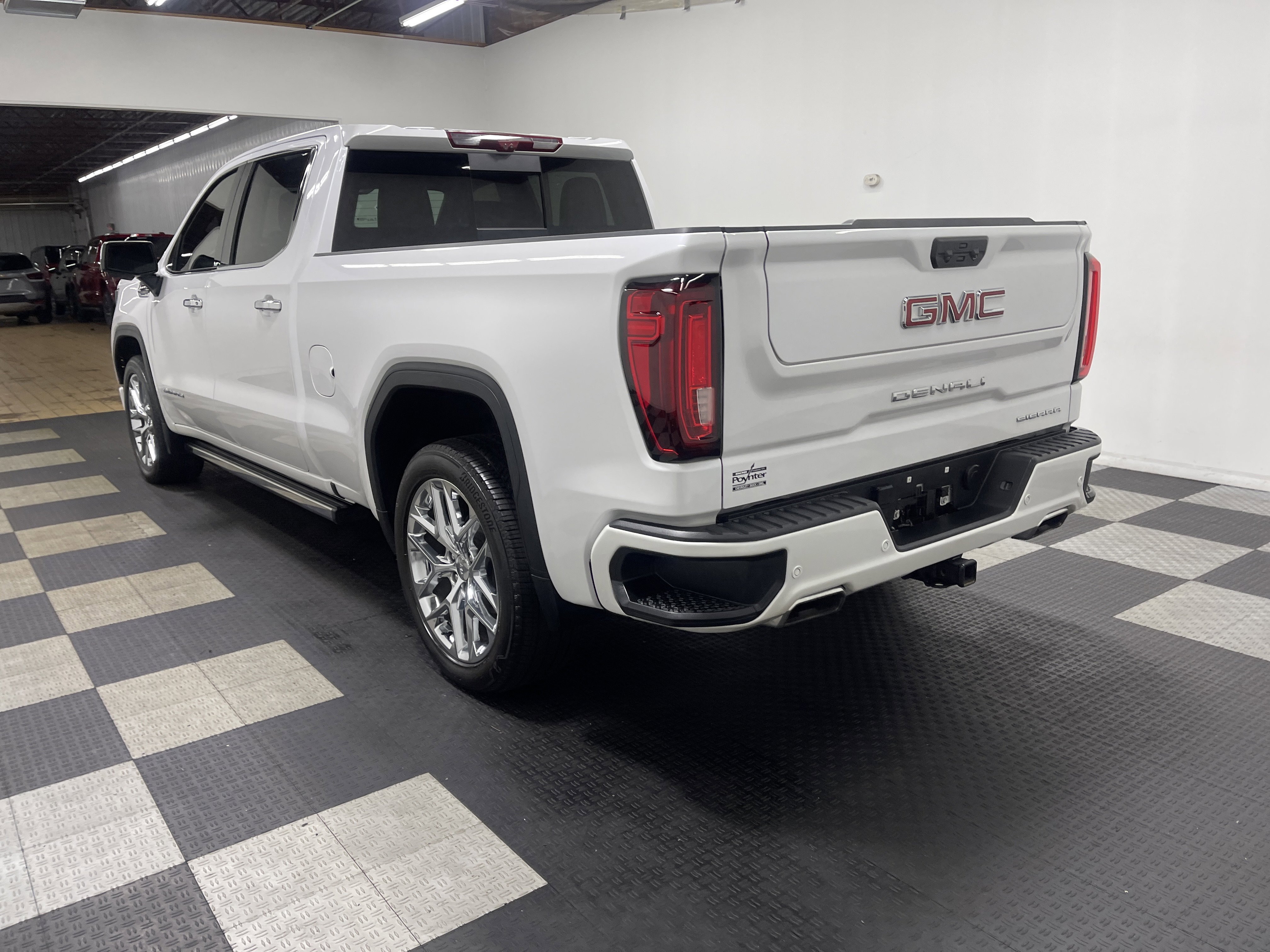 Used 2023 GMC Sierra 1500 Denali w/ Technology Package AWD/4WD image 2