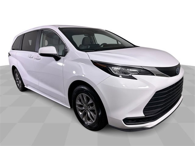 Used 2022 Toyota Sienna LE image 2