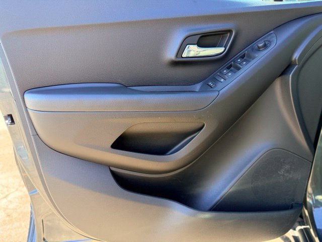 Used 2018 Chevrolet Trax LT w/ LT Convenience Package FWD image 18
