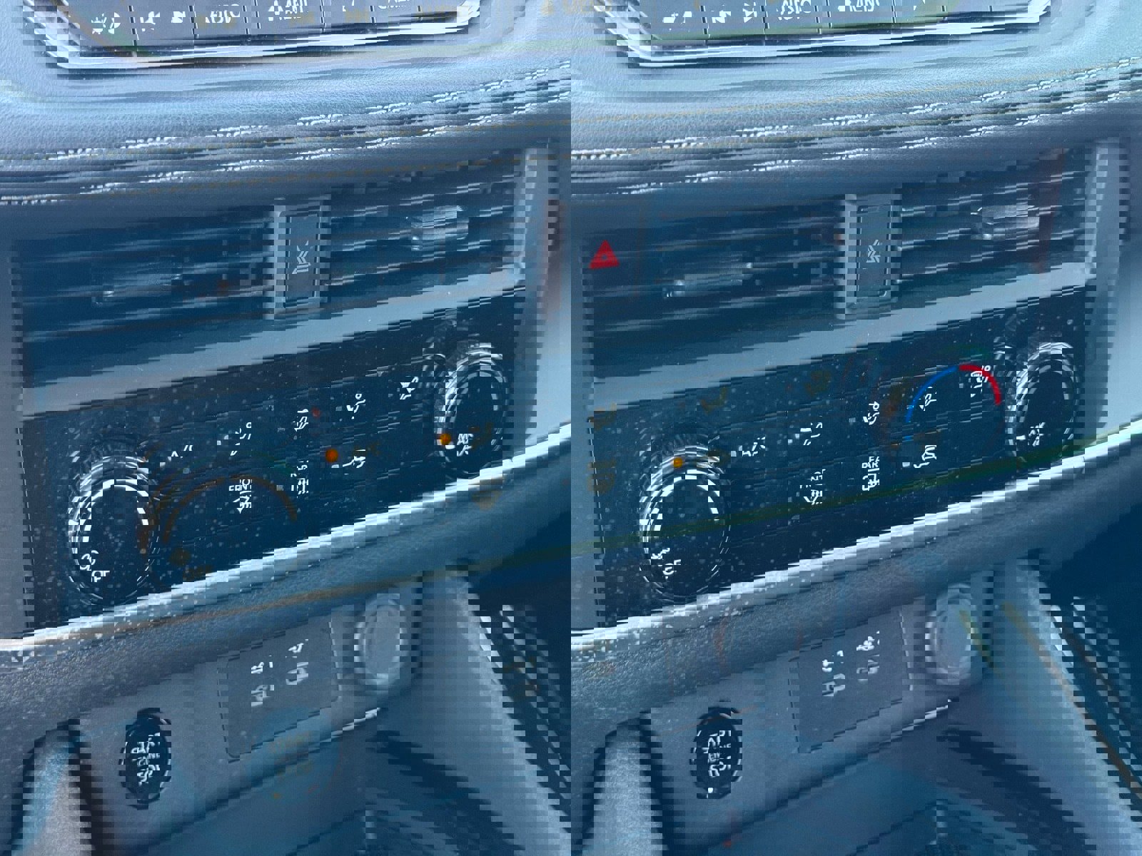 Used 2025 Nissan Rogue S image 30