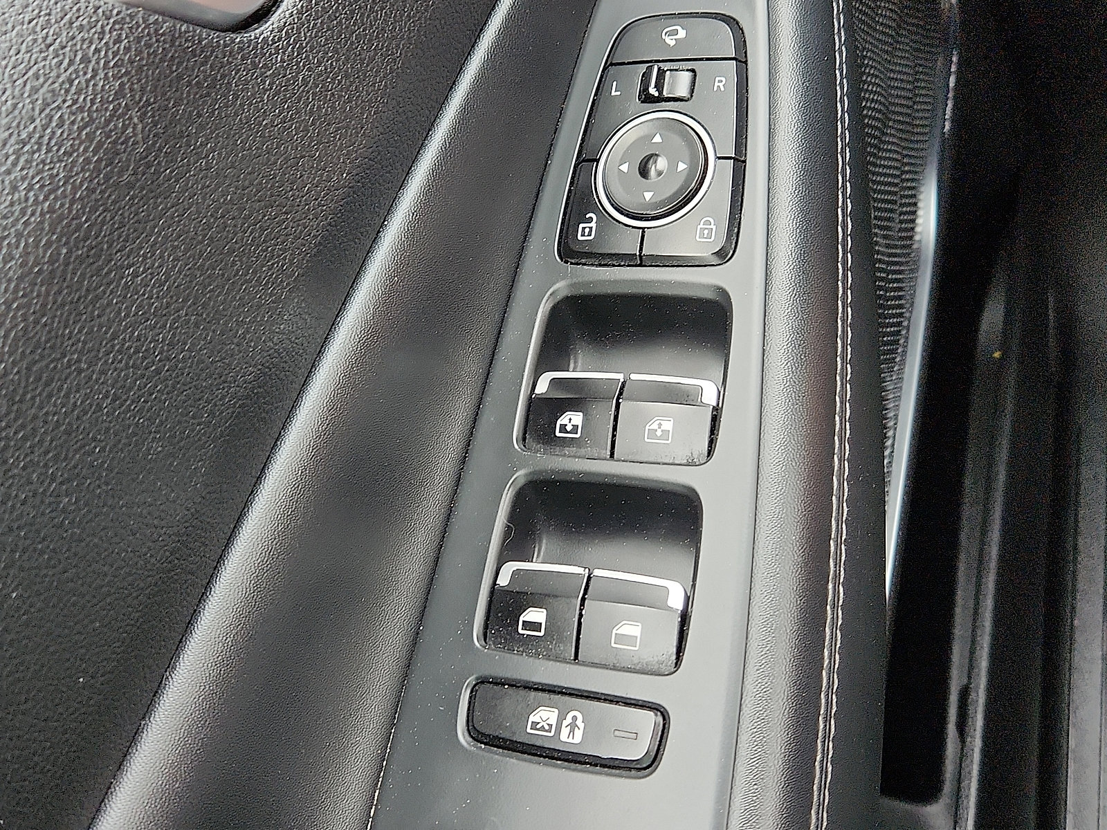 Used 2023 Hyundai Santa Fe Limited FWD image 17
