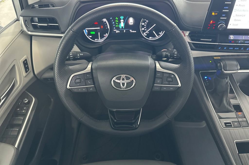 Used 2023 Toyota Sienna Limited image 14