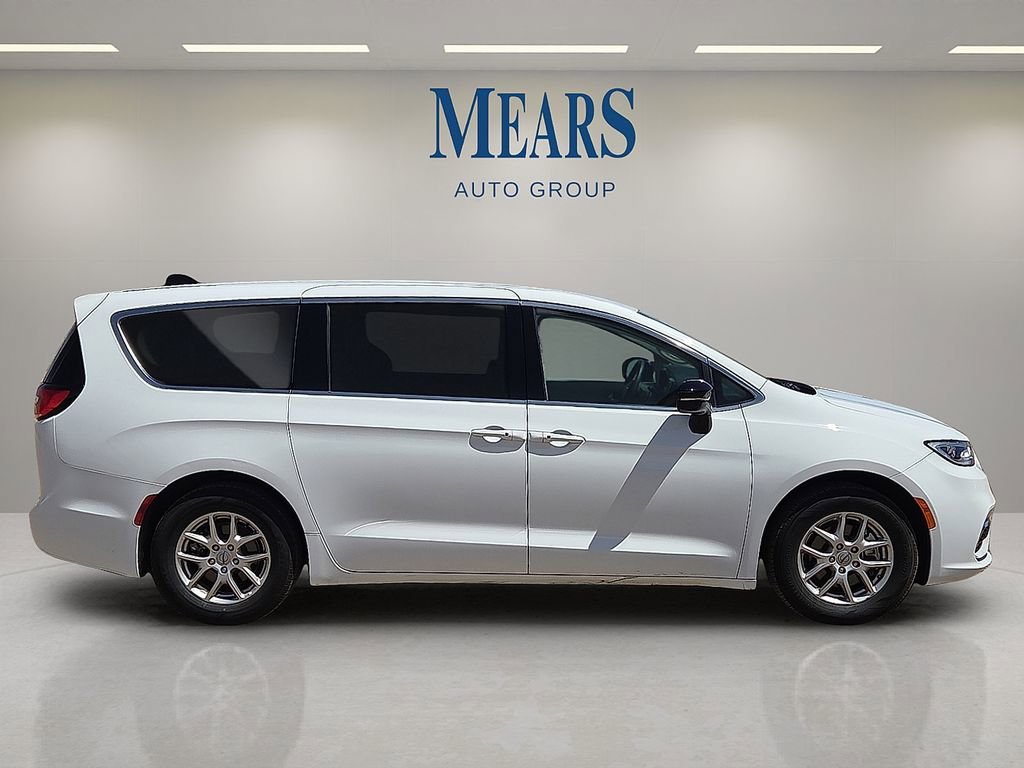 Used 2024 Chrysler Pacifica Touring-L image 6