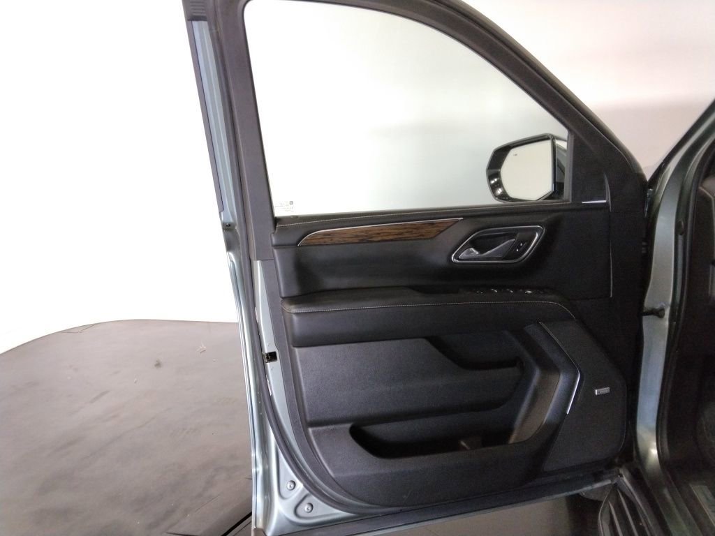 Used 2023 Chevrolet Suburban Premier image 32