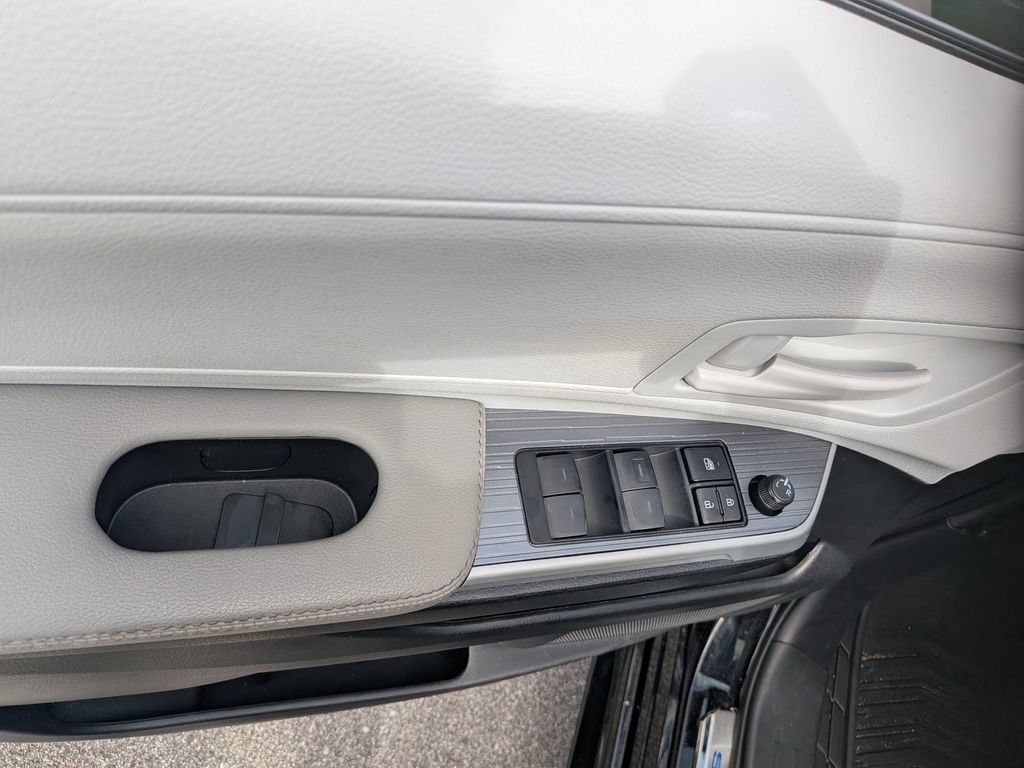 Used 2025 Toyota Sienna LE w/ LE Plus Package FWD image 10