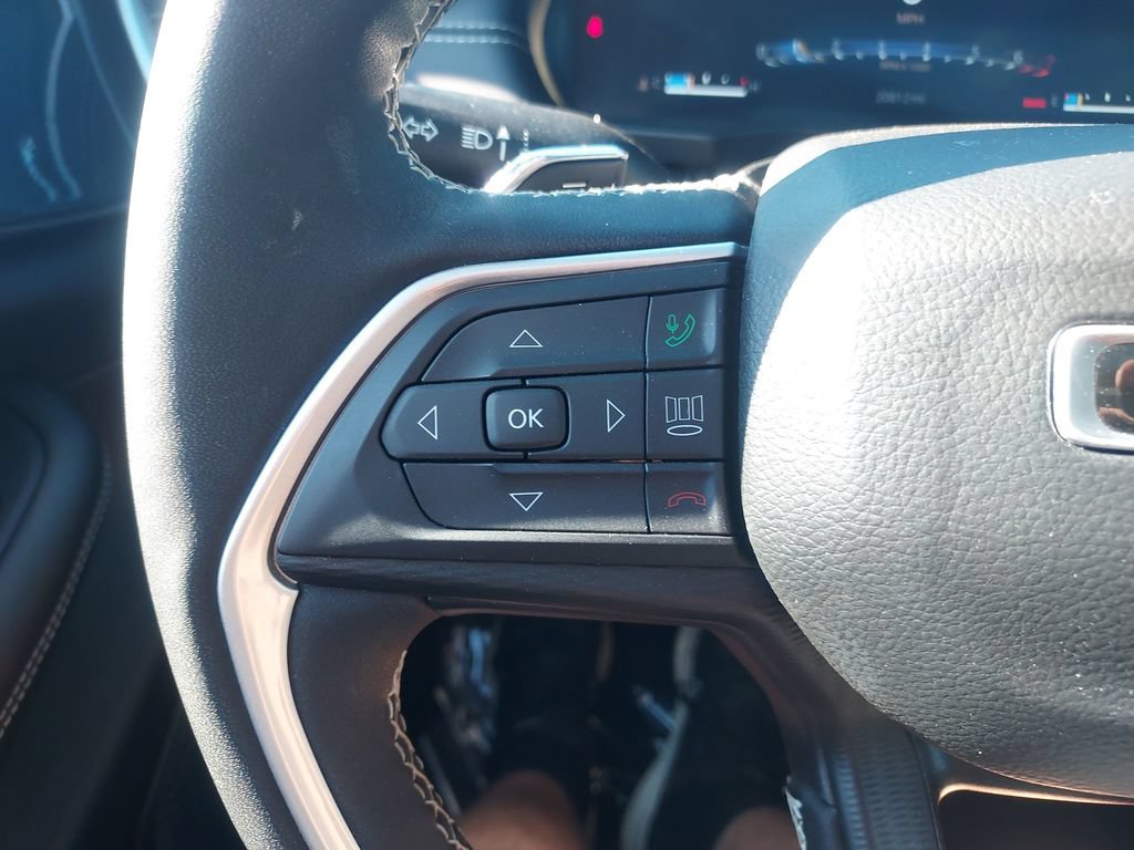 Used 2023 Jeep Grand Cherokee Laredo w/ Luxury Tech Group I AWD/4WD image 23