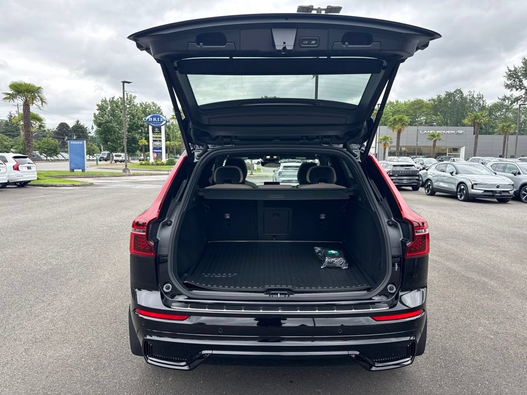 New 2026 Volvo XC60 B5 Plus w/ Protection Package Premier AWD/4WD image 16