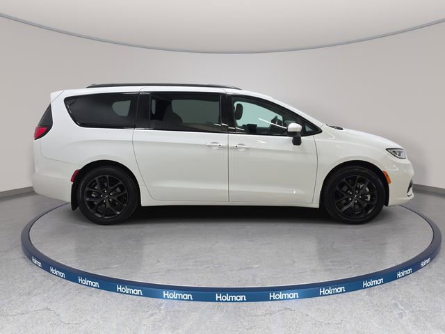 Used 2023 Chrysler Pacifica Touring-L w/ Uconnect Theater Family Group image 5