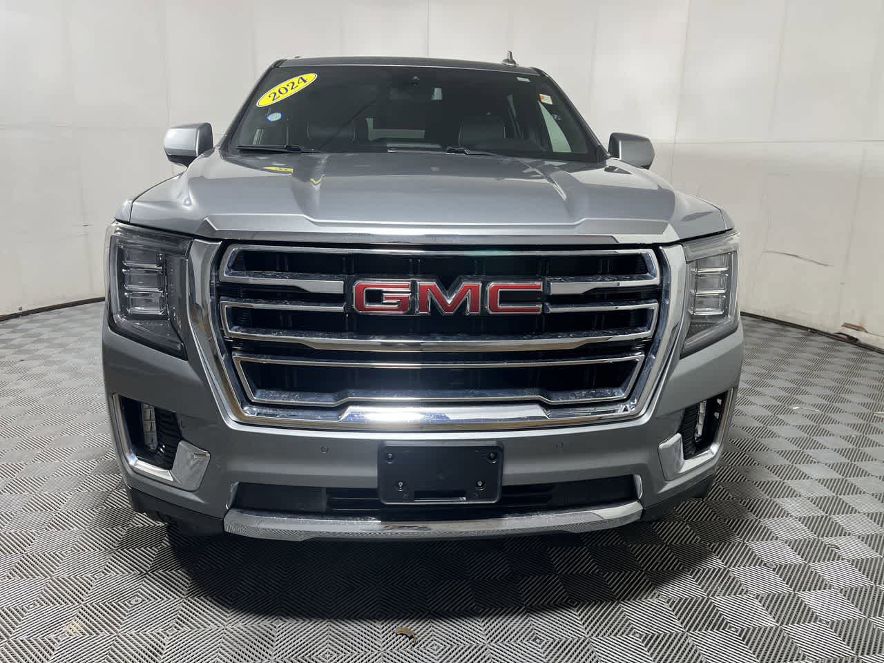 Used 2024 GMC Yukon SLT AWD/4WD image 3