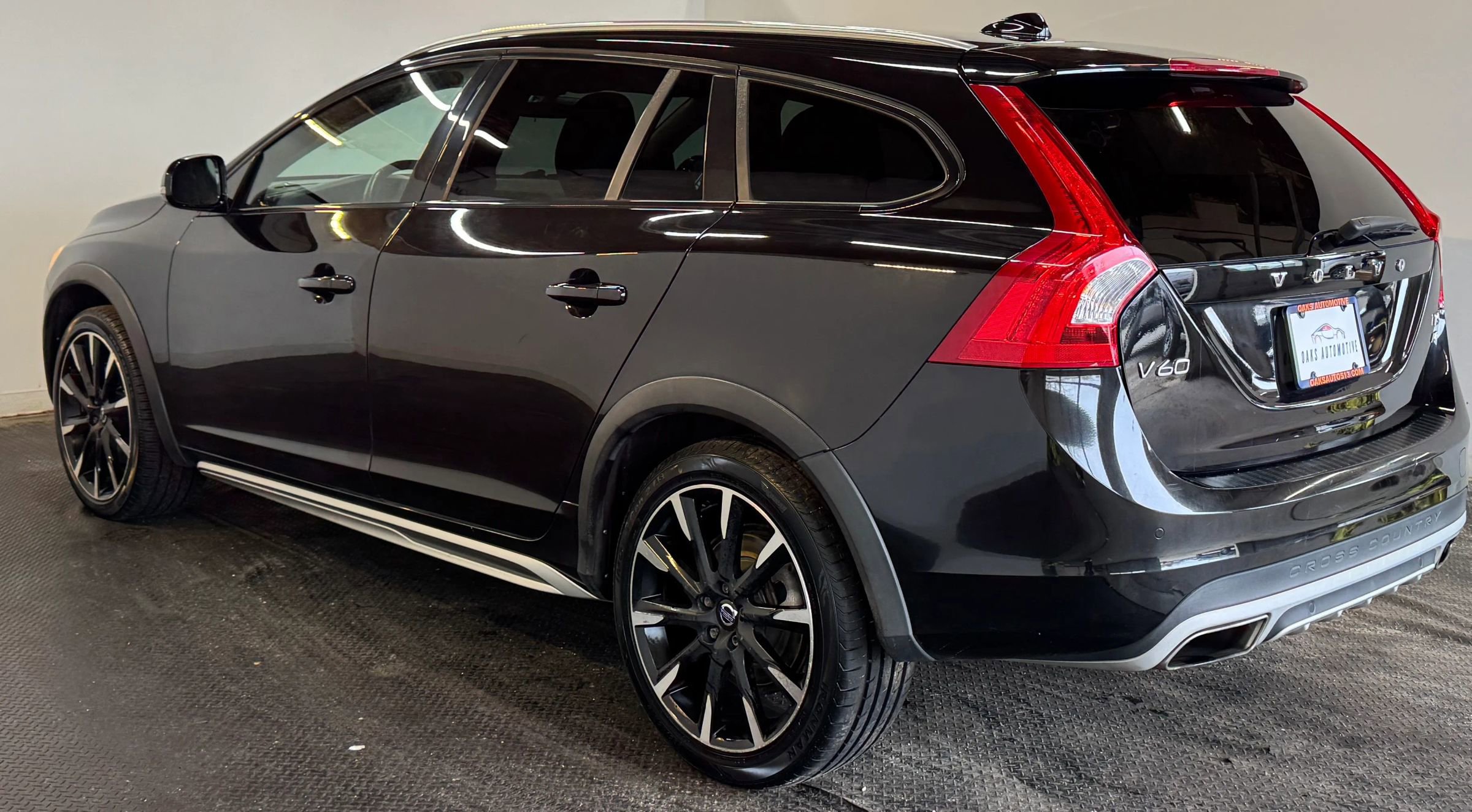 Used 2017 Volvo V60 T5 Cross Country w/ Convenience Package image 5