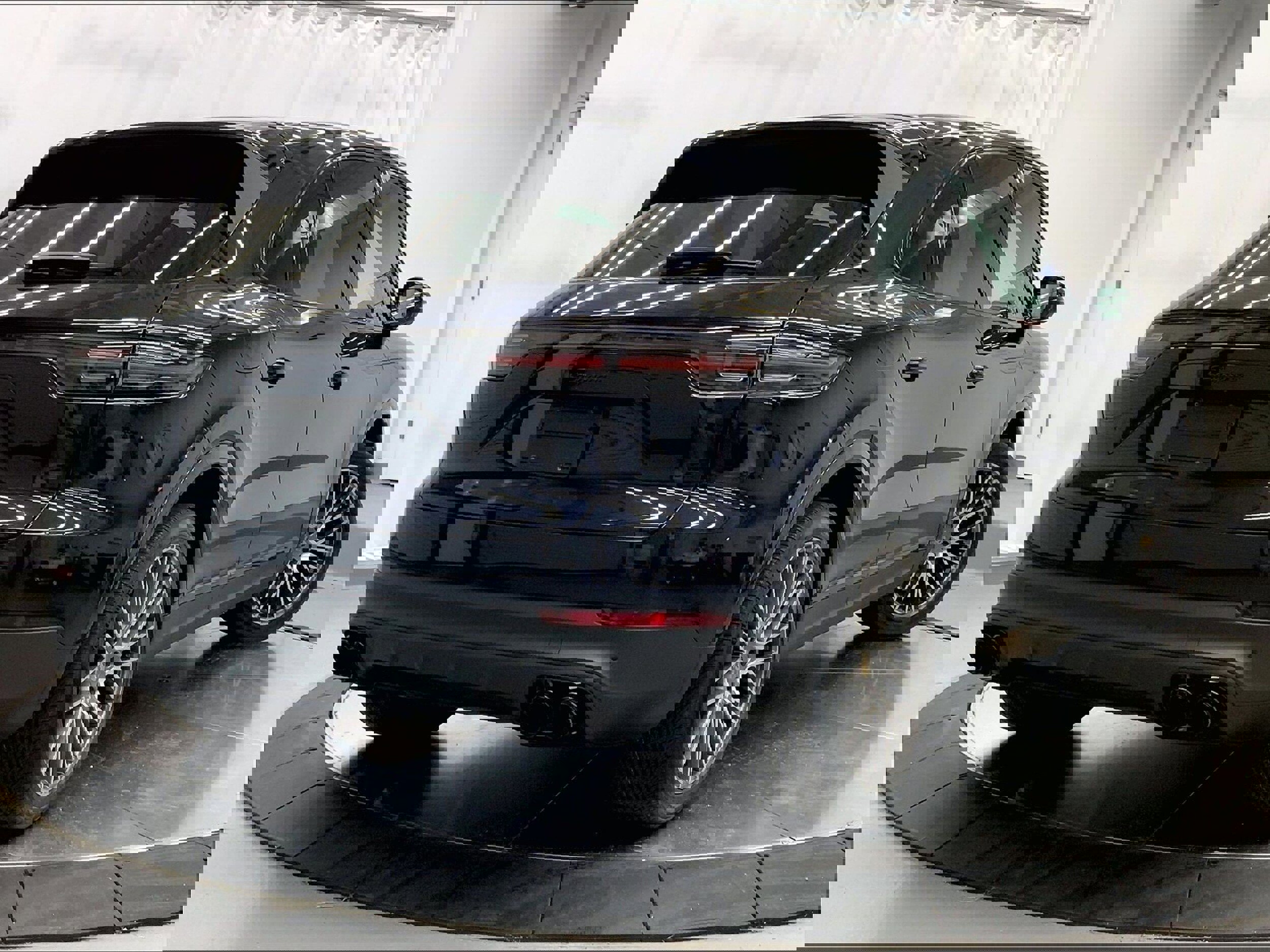 Used 2023 Porsche Cayenne Platinum Edition image 7