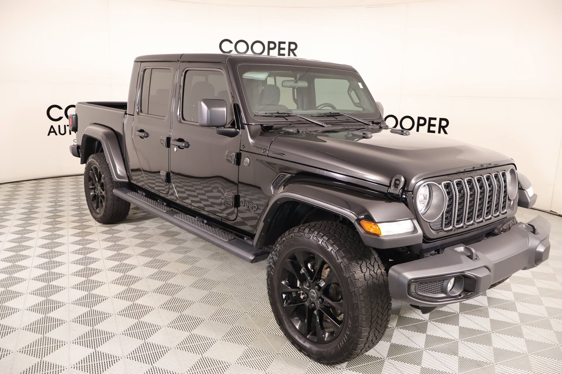 Used 2025 Jeep Gladiator Sport image 1