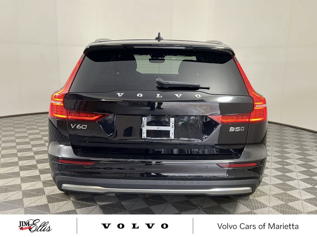 Used 2025 Volvo V60 B5 Cross Country Plus image 8